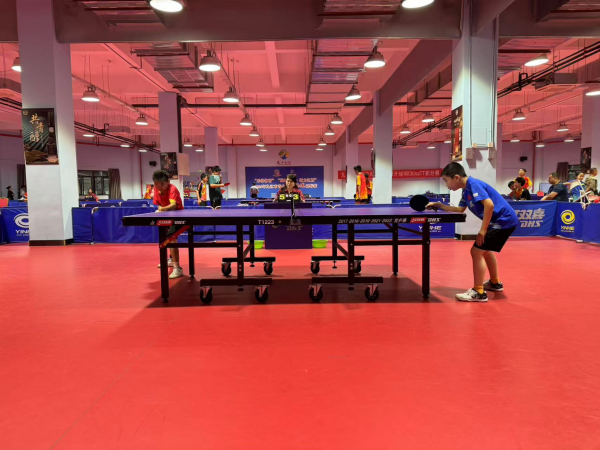 发球人出脚 发球人出脚